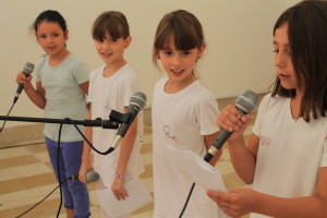 意大利参赛小选手Greta（左一）、Chantal（左二）、Jasmin（右二）及Siria（右一）的精彩朗诵博得了台下雷鸣般的掌声