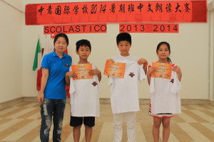 牛媛媛老师（左一）为中级组二等奖获得者陈近圆（左二）、赵文彬（右二）及高淑芬（右一）同学颁奖并亲切合影
